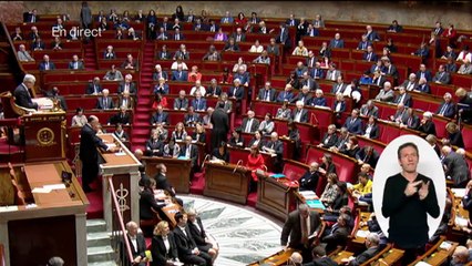 Syrie : Bernard Cazeneuve dénonce des "atrocités qui peuvent être constitutives de crimes contre l'humanité"