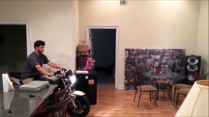 Faire de la moto dans son salon... Pas bien!!!
