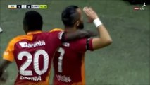 Jogador do Galatasaray comemora golo com abraço a três polícias depois do atentado