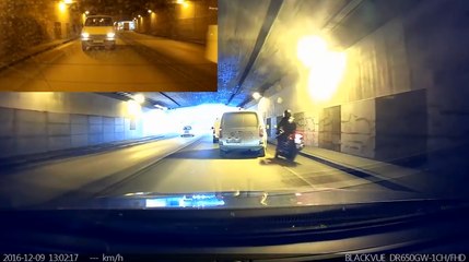 Un automobiliste fait tomber un motard pour l’empêcher de le doubler.