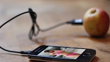 شحن الموبايل عن طريق الفاكهة