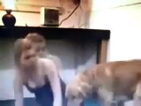 a girl and her dog VIII mujeres que juegan con los perros VIII
