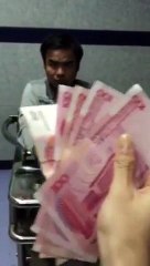 Un voleur de billet de banque bluffe un policier chinois