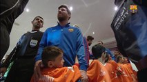 Garoto afegão rouba a cena e não larga Messi antes de amistoso do Barça