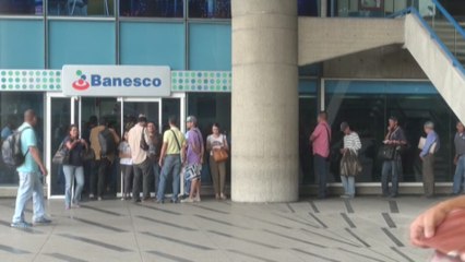 Video herunterladen: Salida de billetes de 100 bolívares genera largas colas en los bancos venezolanos