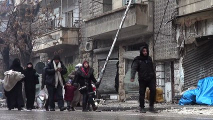 Des civils quittent un quartier rebelle d'Alep-Est