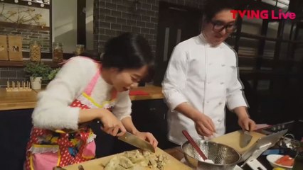 지숙이와 셰프님이 칼로 다지고 있는 재료은 ′왕교자′?