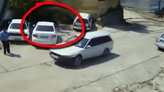 Sortir de sa voiture 1 sec avant l'accident avec un camion !