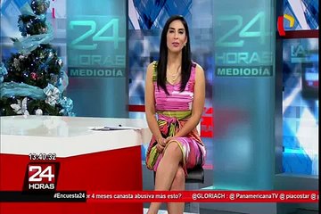 Un león al ver a un bebé disfrazado intenta interactuar con él