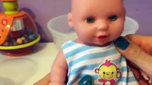 Oyuncak Bebek Yağlı Boya Köpük Banyosu Yapıyor | Baby Oil Paint Bubble Bath