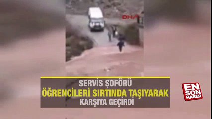 Servis şoförü öğrencileri sırtında taşıyarak karşıya geçirdi | En Son Haber