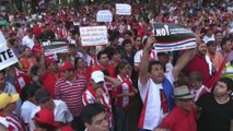 Miles de personas marchan en Asunción en rechazo a la reelección presidencial