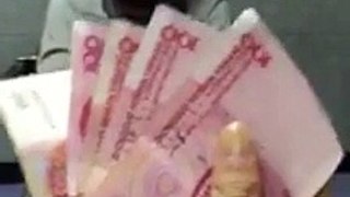 Un voleur de billet de banque bluffe un policier chinois