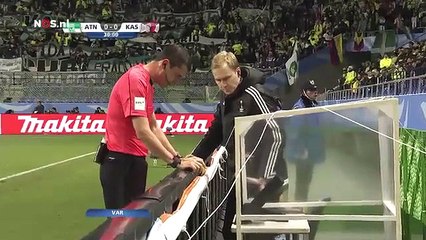 Ce arbitre de FOOT FIFA va pour la première fois accorder un penalty en utilisant la vidéo