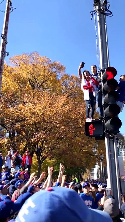 Une fan des Chicago Cubs tombe mais n'est pas rattrapée durant la Parade