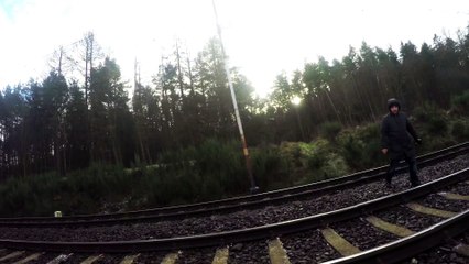 CHOC : Il saute les rails avant le passage du train