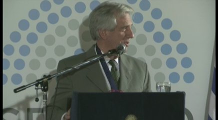 Valor de la ética es destacado por Vázquez tras recibir premio de DDHH en Argentina_