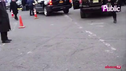 vidéo : Rita Ora : Elle ose la robe à sequins et ne passe pas inaperçue !