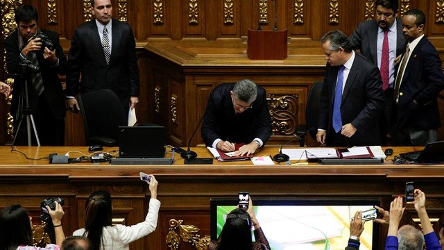 Парламент Венесуэлы возложил на президента вину за кризис