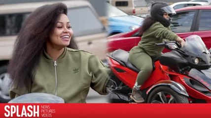 Blac Chyna monta en una increíble motocicleta de tres ruedas en Los Angeles