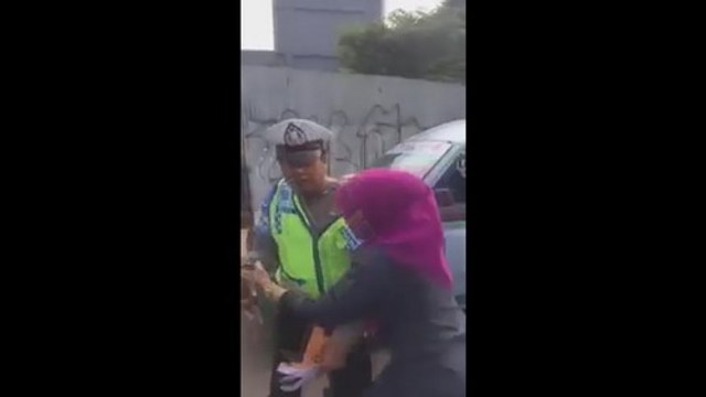 Wanita Ini Ngamuk-Ngamuk Saat Ditilang Polisi