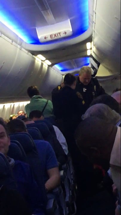 Un femme est traînée par les bras hors d'un avion avant le décollage !