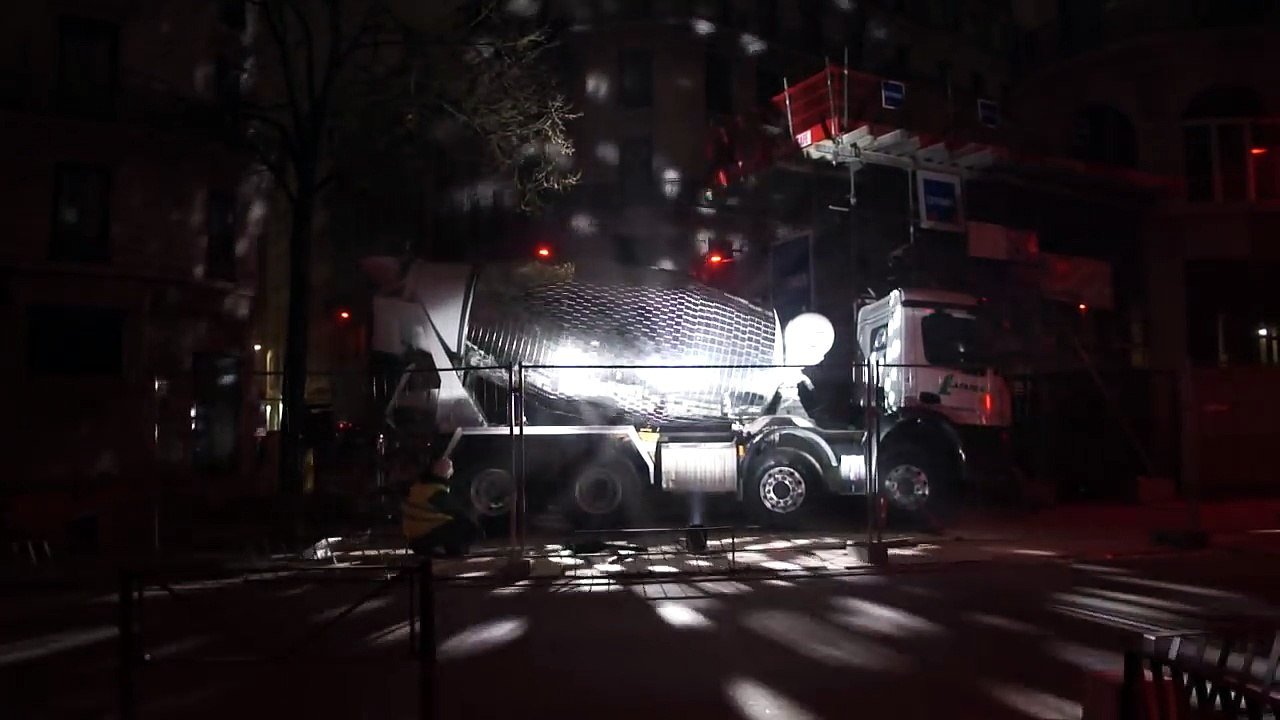 Camion de Noel : Boule à facettes géantes sur un camion bétonnière !