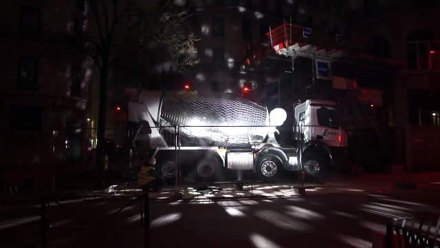 Camion de Noel : Boule à facettes géantes sur un camion bétonnière !