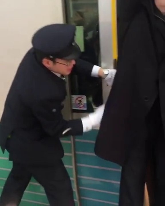 Le métro à Tokyo : un enfer... Des employés vous poussent dedans pour rentrer et tasser la foule