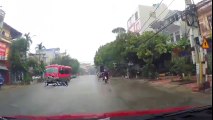 Video nữ sinh đi xe đạp lao từ ngõ ra, trượt đến trước đầu ô tô khách tại Bắc Kạn 1
