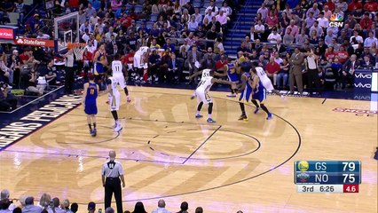 Quand Stephen Curry fait un high 5 à un coach adverse après un énorme shoot