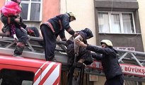 İstanbul’da korkutan yangın... Mahsur kalanları böyle kurtardılar