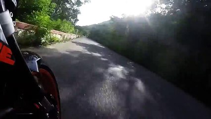 Ce motard évite le drame de peu en frôlant une voiture à contre sens