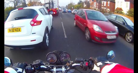 Ce motard éclate sa Ducati en doublant