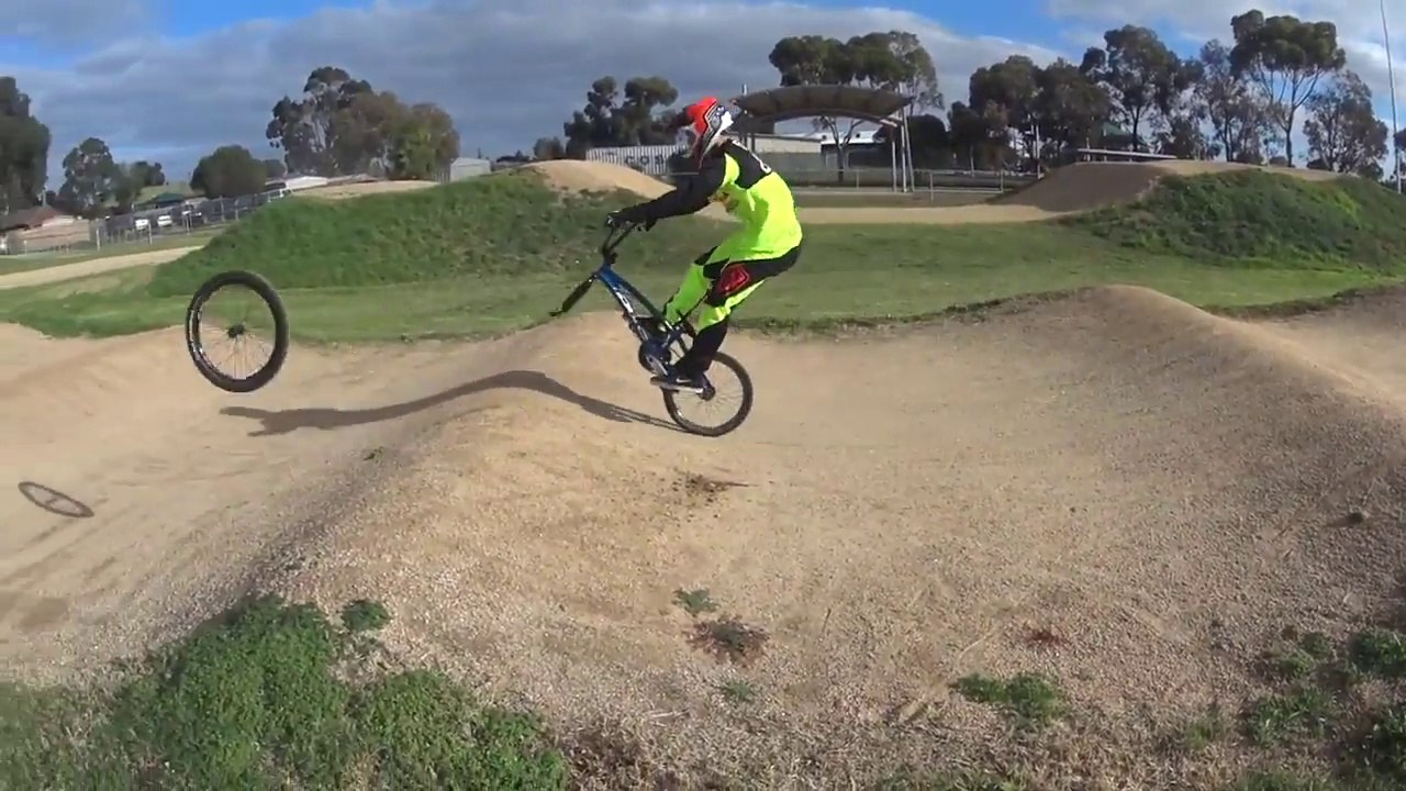 Quand tu fais du BMX avec une seule roue! Bon le rider!
