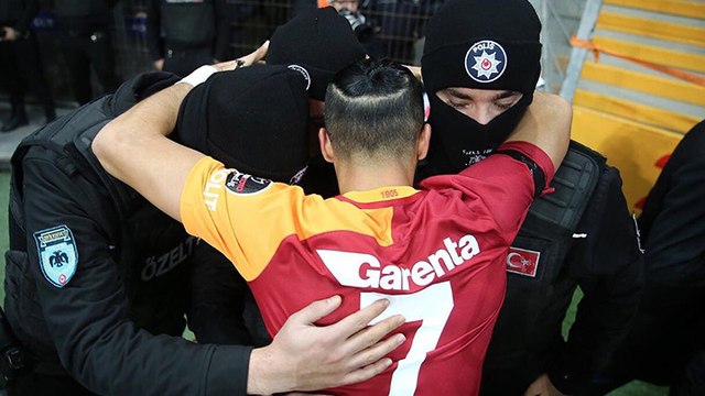 Yasin Öztekin célèbre son but et va serrer des policiers dans ses bras