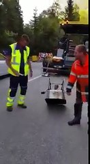 Quand des ouvriers placent un pétard sous une brouette