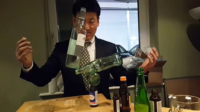 Rocky Byun fait tenir des bouteilles en équilibre
