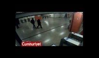 Metroda dehşet... Güvenlik görevlisini dövdüler