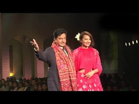 Sonakshi Sinha Walks The Ramp With Father Shatrughan Sinha For Manish Malhotra