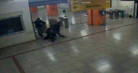 Bedava geçmek isteyen şahıslar metroda terör estirdi