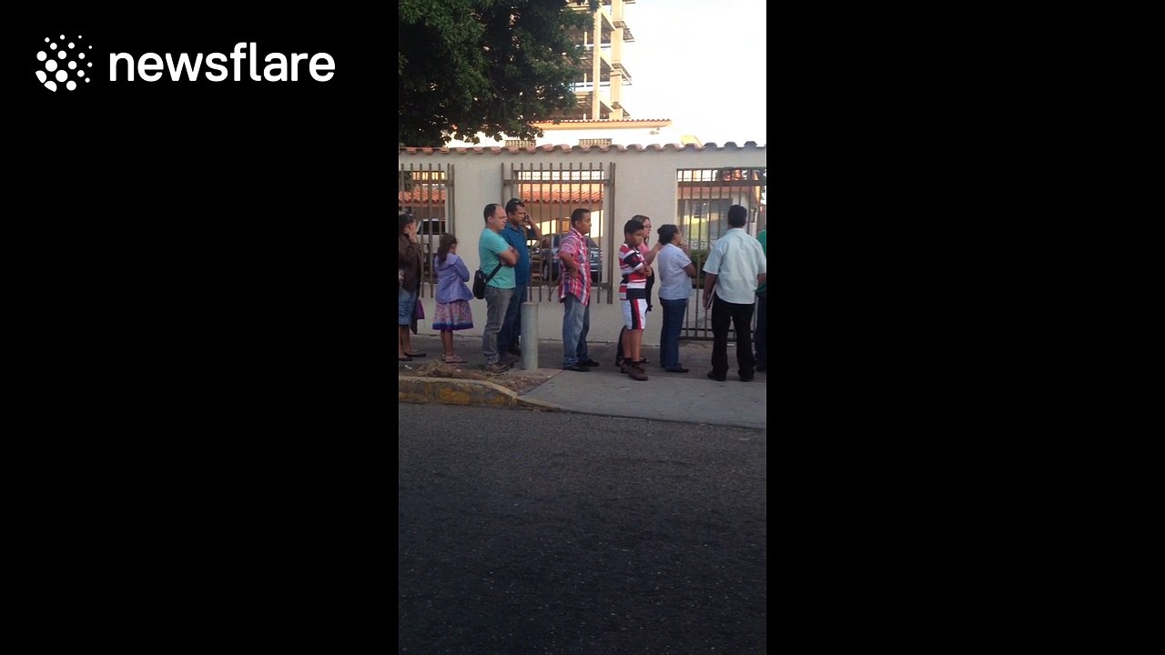 Thousands of Venezuelans queue at banks to exchange 100-bolivar note