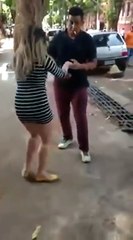 Une belle jeune femme qui se déhanchait dans la rue termine sa parade dans un caniveau !