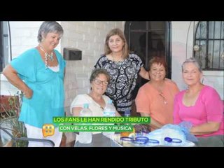 Con velas, flores y música rinden tributo los fans de Juan Gabriel en San Carlos