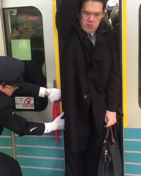 On est serrés dans le train japonais