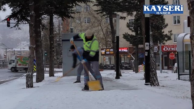 TALAS BELEDİYESİ KARLA MÜCADELEYE ARA VERMEDEN DEVAM EDİYOR
