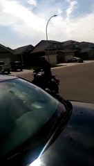 Un homme achète une moto et la crashe direct !!