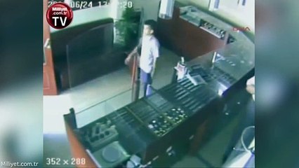 Un enfant aide son père à faire fuir un braqueur dans sa bijouterie !
