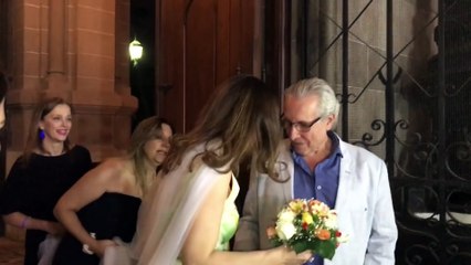 Il étonne sa femme en lui organisant un mariage surprise