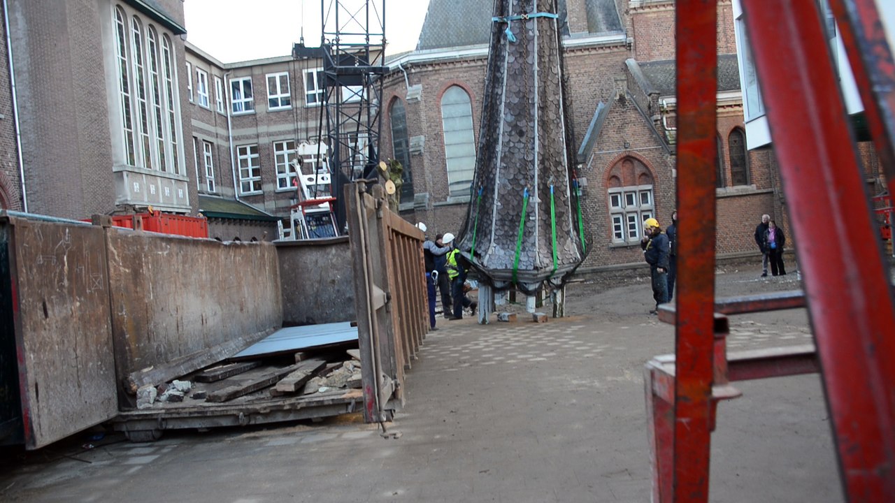 Spectaculaire: démontage du clocher de l’oratoire de l’église des Pères Croisiers 3/4
